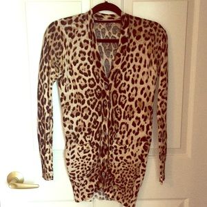 Form-fitting leopard print long cardigan.